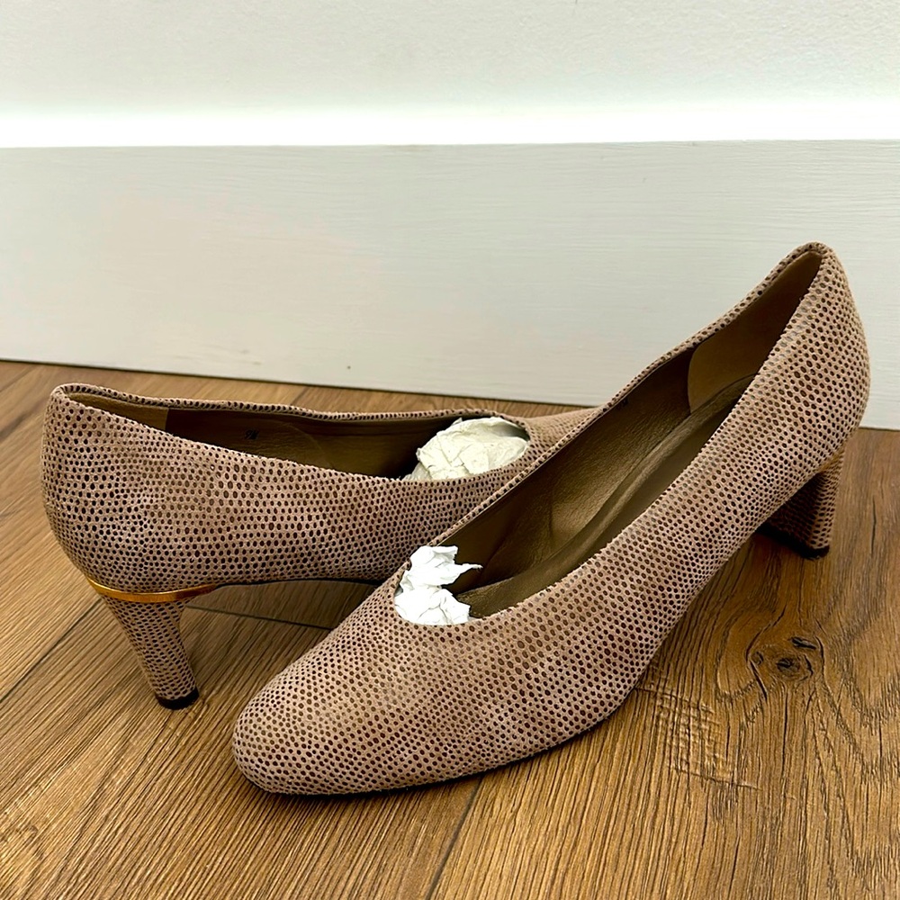 Vaneli Dayle Pump Tan and Gold Shoe size‎ 9